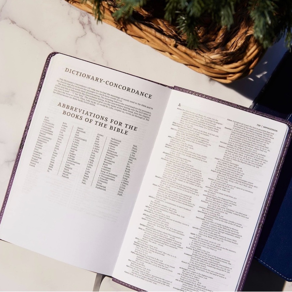 NKJV Deluxe Gift Bible - Brown - Picture 3 of 9